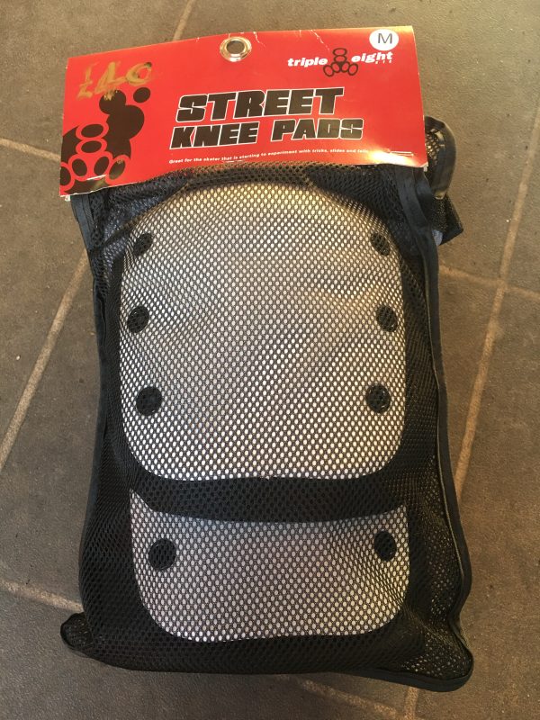 Triple 8 knee pads size medium
